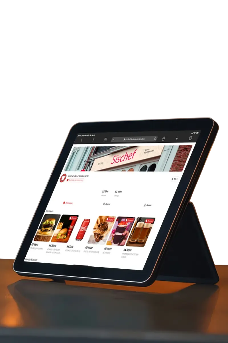 Cardápio digital do Sischef num tablet de balcão, com fotos dos produtos