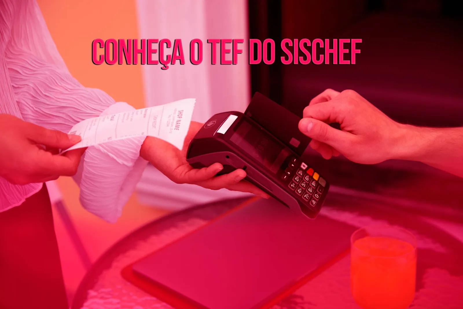 Atendente realizando a cobrança de um pedido através do tef