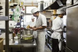 Chefes de cozinha trabalhando em restaurante japonês