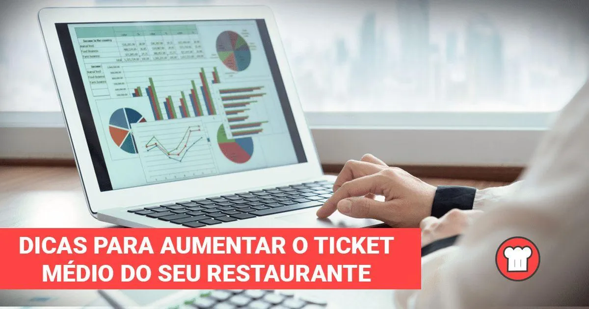 Imagem clara com um notebook e uma mulher mexendo em gráficos de gestão. ticket médio