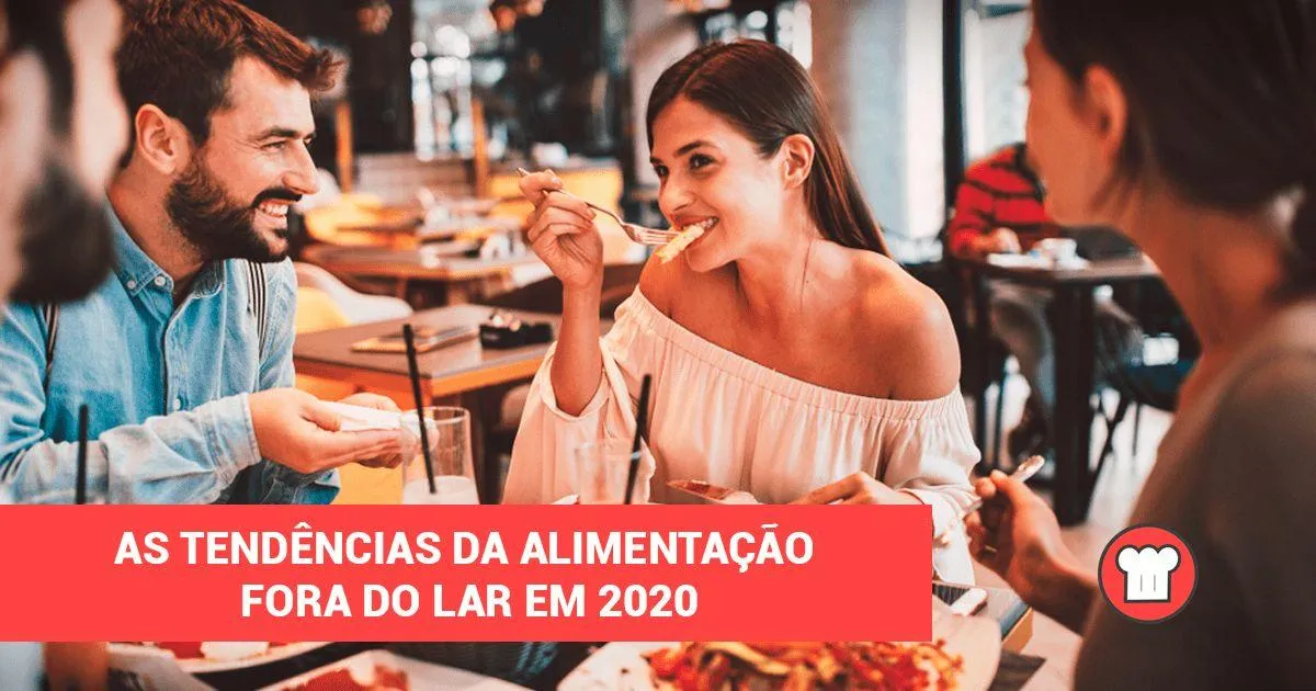 Alimentação-fora-do-lar. Imagem com três pessoas sorrindo e comendo em um restaurante