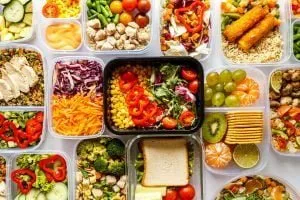 Combo de marmitas montado com frutas e legumes, cardápio para marmitex
