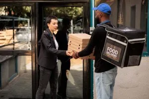 Entregador de food delivery entregando comiga