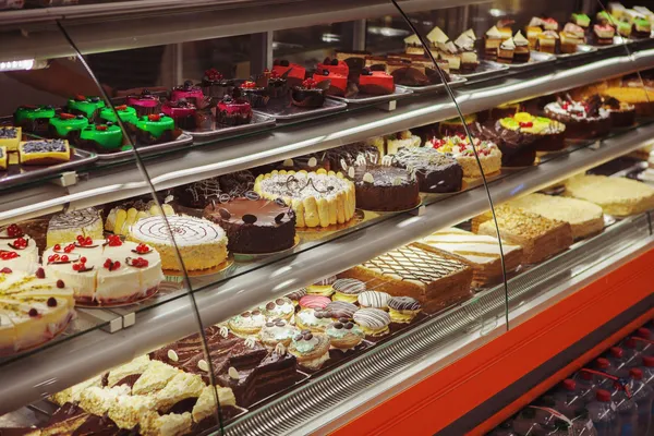 Vitrine de doceria com bolos e tortas