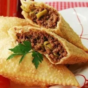 Imagem de pastel de carne que costuma ser vendido em feiras livres