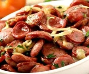 Imagem que ilustra um prato com calabresa frita e acebolada