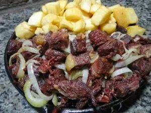 Imagem ilustrativa de carne de sol com mandioca