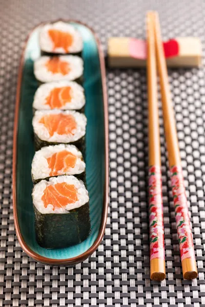 Imagem com prato cheio de sushis hossomakis