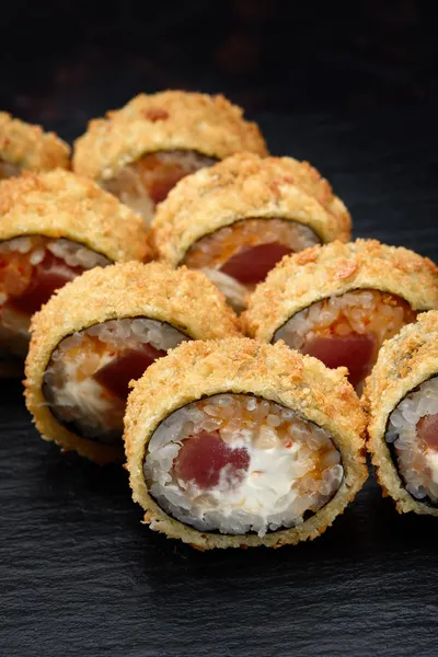 Imagens que ilustram sushis hot holls