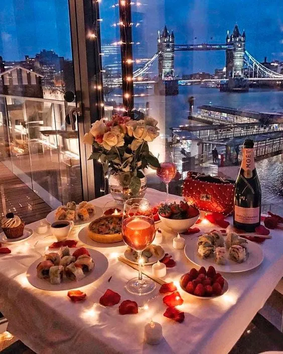 Imagem que ilustra uma mesa decorada para um jantar romântico.