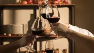 Pessoas fazem o brinde com um vinho