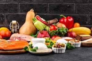Vários alimentos saudáveis um do lado do outro como abobrinha, tomate, banana...