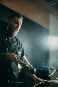 Chef de cozinha com avental cozinhando uma receita