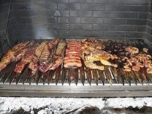 Carnes de parilla assando