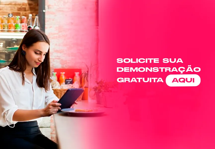 Mulher fazendo um pedido em um tablet via cardápio digital
