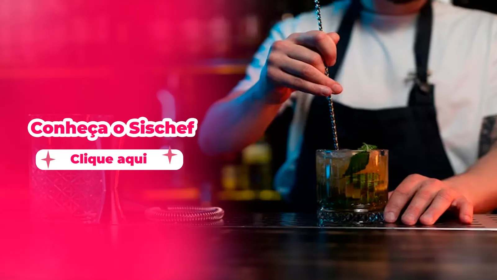 Barman preparando um drink em um bar