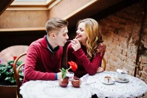 Casal de namorados tomando café em um restaurante com um ambiente romântico
