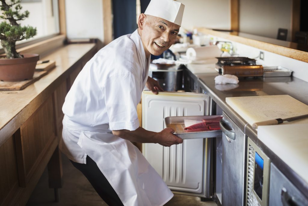 Chef de cozinha trabalhando em um restaurante japonês