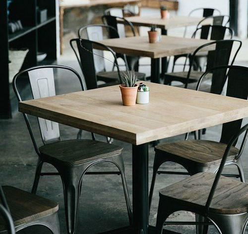 Mesas com cadeiras de metal para restaurante self-service