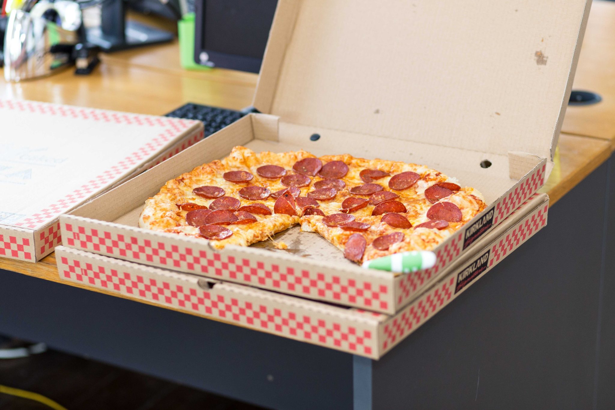 caixa de delivery com uma pizza saborosa sendo preparada para o envio a casa do cliente