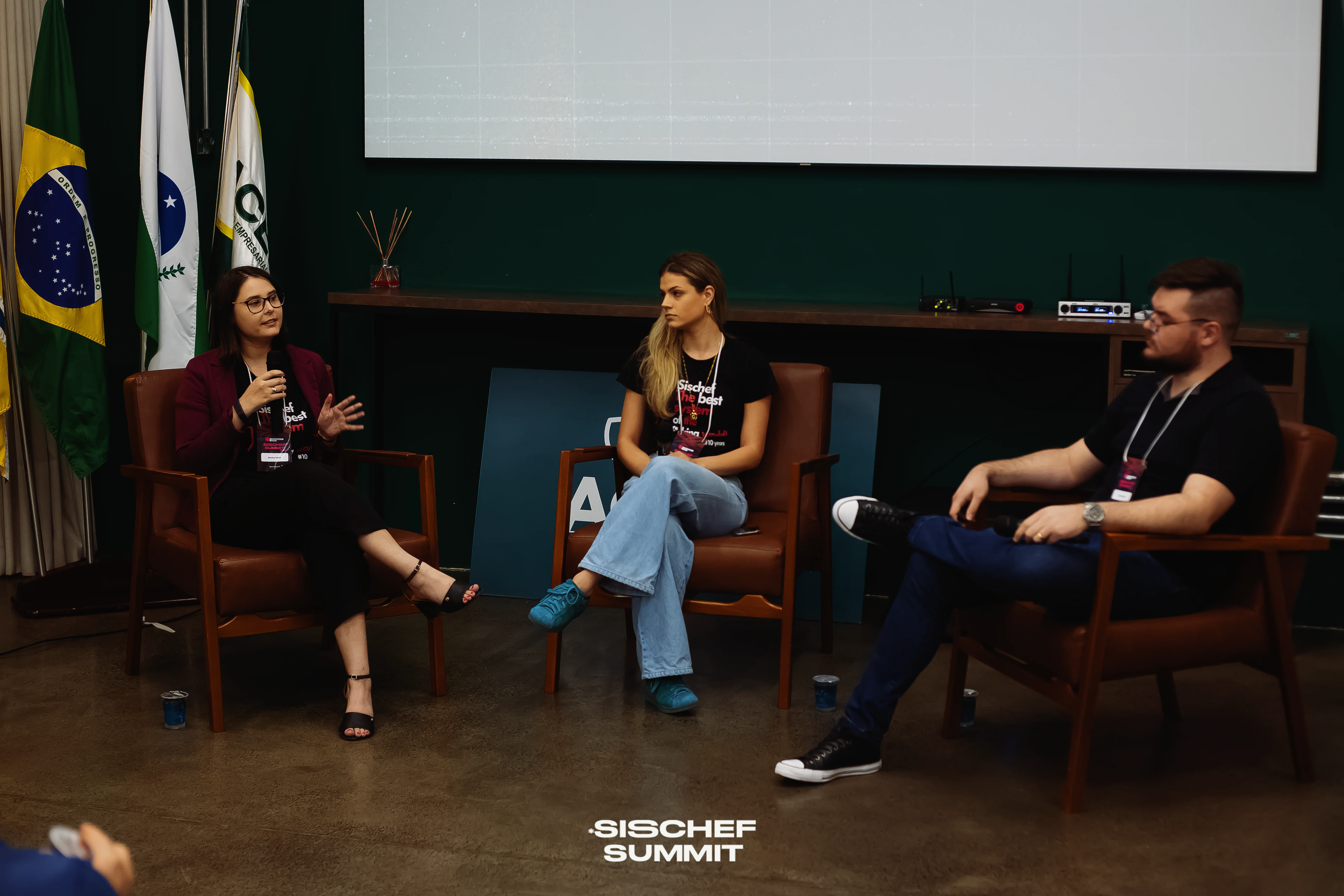 Jéssica Verza, Gabriela Perreto e João Bobika em um talk show sobre estratégias de marketing para negócios de alimentos.