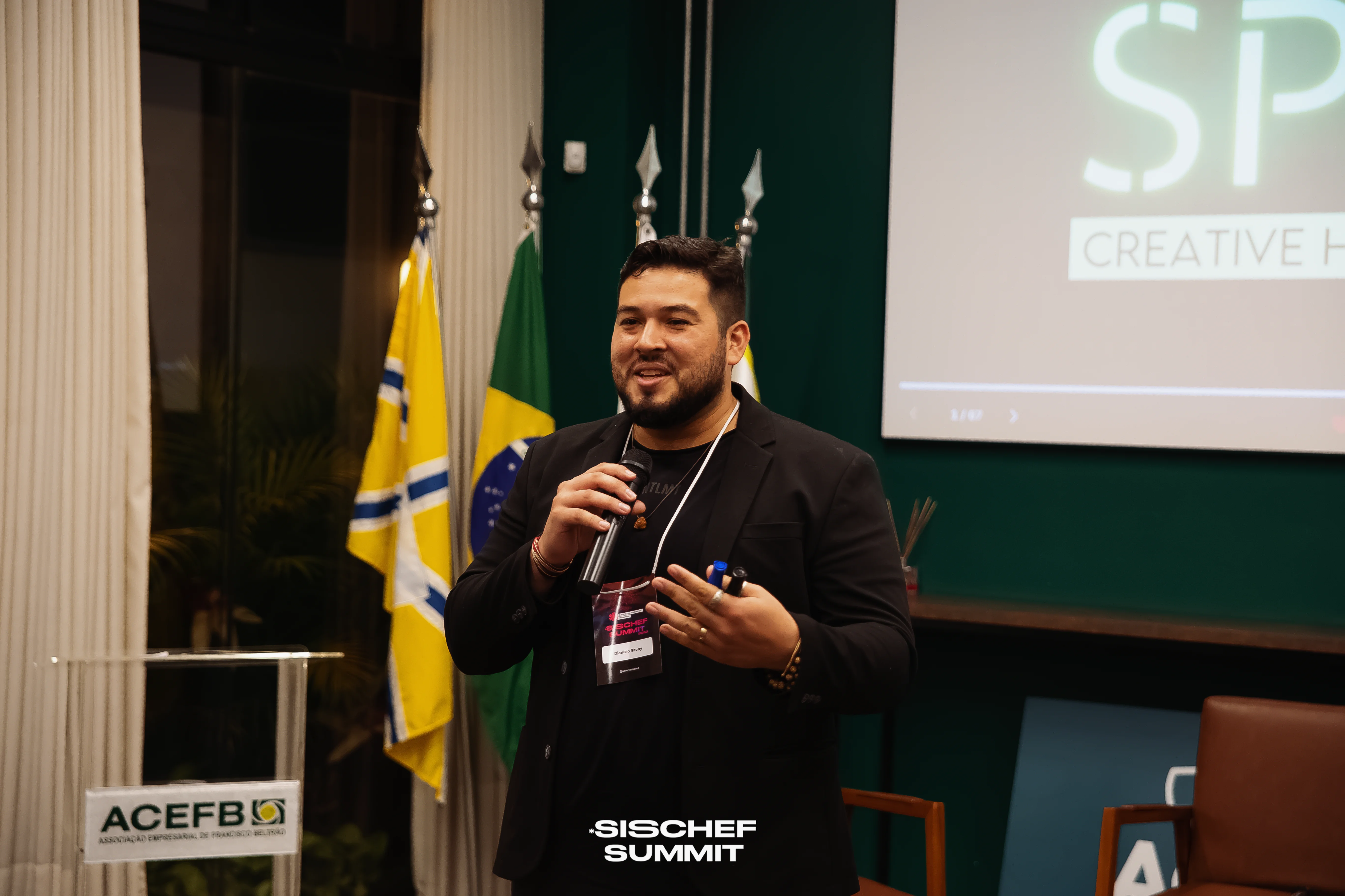 Dionísio Raony - treinador comportamental em pé palestrando sobre gestão de pessoas nos negócios de alimentos